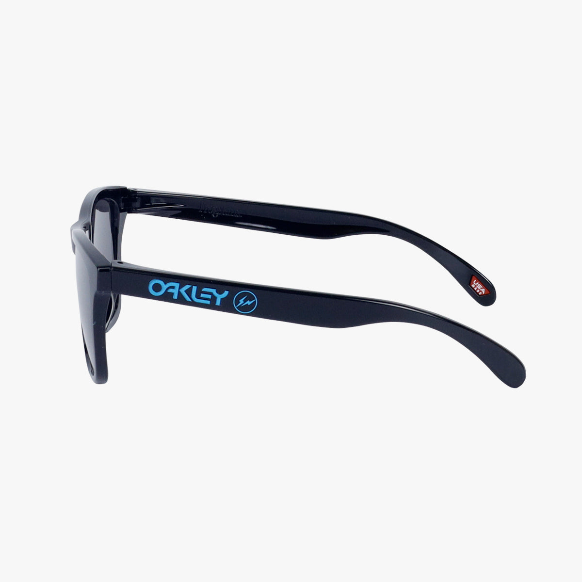 OAKLEY x FRAGMENT DESIGN FROGSKINS POLISHED BLACK/PRIZM GRAY  