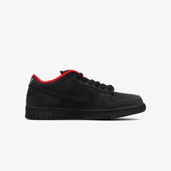 NIKE SB DUNK LOW × SUPREME