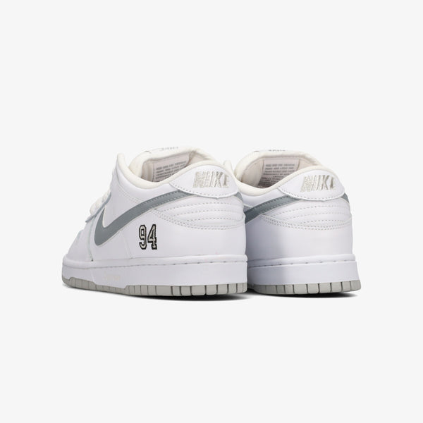 NIKE SB DUNK LOW × SUPREME