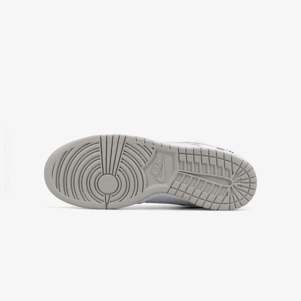 NIKE SB DUNK LOW × SUPREME