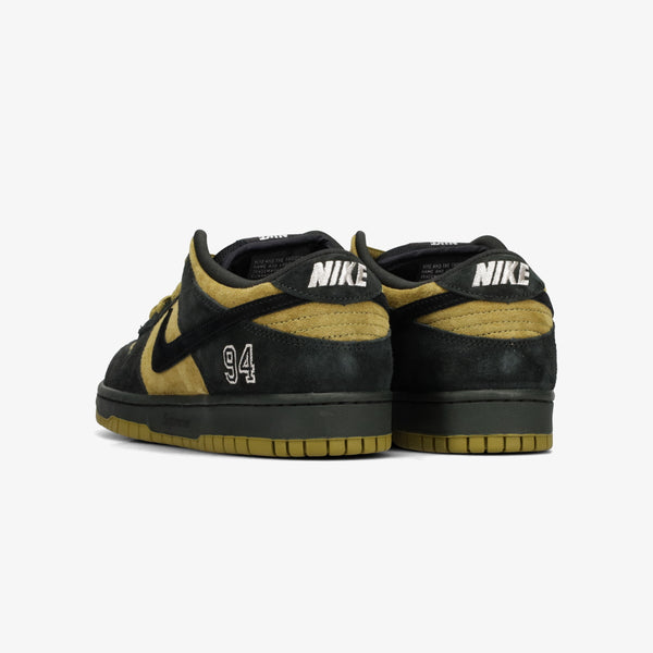 NIKE SB DUNK LOW × SUPREME