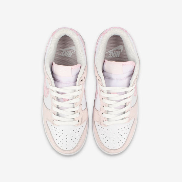 NIKE WMNS DUNK LOW WHITE/PEARL PINK/MEDIUM SOFT PINK 【PAISLEY